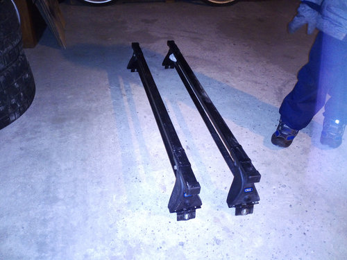 9-3og šķērsstieņi Cruz ar skrūvēm, 40 EUR